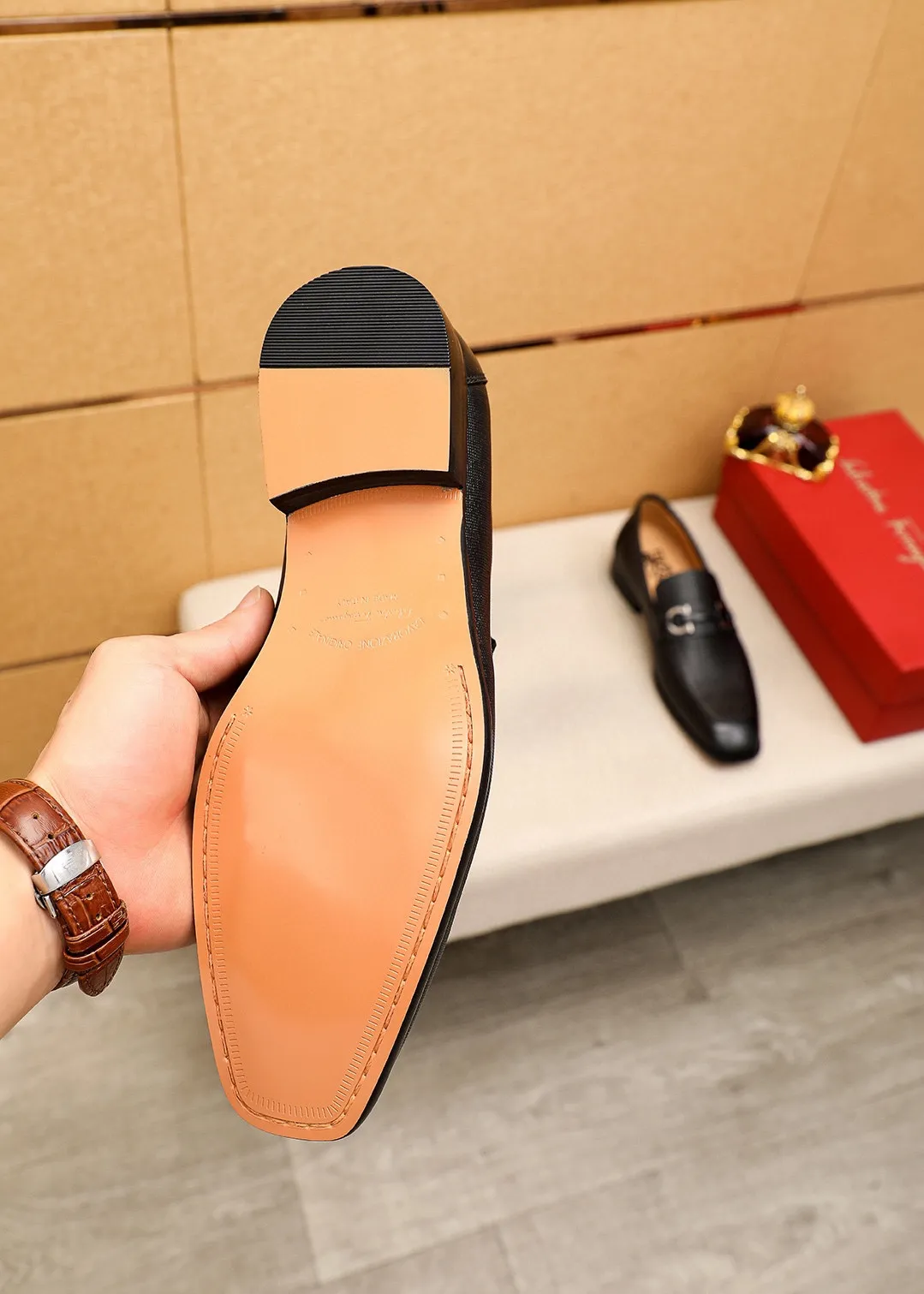 Men's shoes 💰442 💐 Product trademark: Ferragamo "Ferragamo" casual leather shoes Regular size: 38-44 (45.46🉑️customized) Product materials: Selected imported first-layer cross-grain cowhide upper + original hardware buckle, imported water-dyed cow leather lining. Strong three-dimensional visual effect, combined outsole Color: 1⃣️color optional